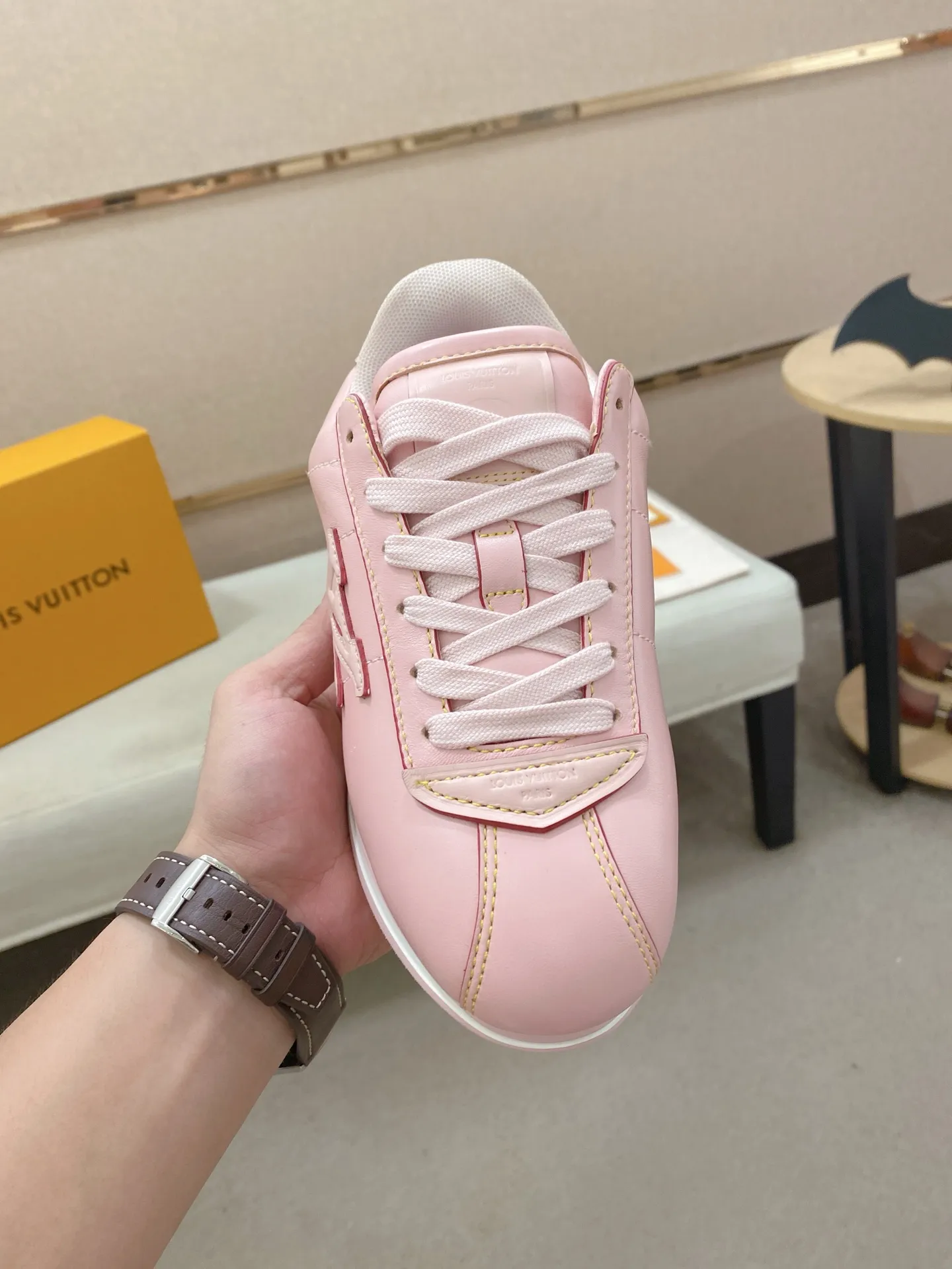 Men's shoes💰: Couple style 700💰LOUIS VUITTON Footint Soccer sneakers‼ ️ The top version, the same sneakers for LV couples. You will look fashionable when you wear them. This Footint Soccer sneaker was unveiled in the 2025 spring and summer series fashion show. The tongue is embellished with the Lvers United badge inspired by the football team. The rubber sole of the foot is decorated with multiple Louis Vuitton logos. The original latest packaging. Fabric: original imported cowhide. Lining: original imported breathable mesh. Foot pad: original injection molding pad. Outsole: original molded T combination outsole. Size: 35-45.